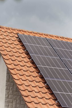 Güney Almanya 'da çatıda yeni bina alanı güneş paneli. Mavi gökyüzü günü bulutlu.