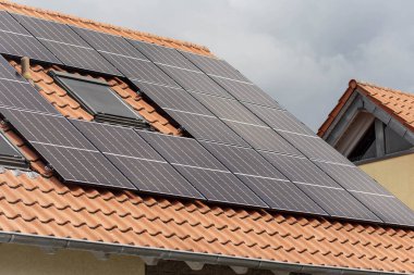 Güney Almanya 'da çatıda yeni bina alanı güneş paneli. Mavi gökyüzü günü bulutlu.