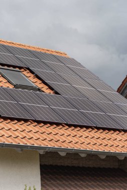 Güney Almanya 'da çatıda yeni bina alanı güneş paneli. Mavi gökyüzü günü bulutlu.