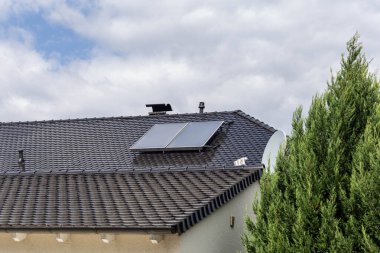 Güney Almanya 'nın bulutlu gökyüzünde çatıda yeni bir inşaat alanı var.