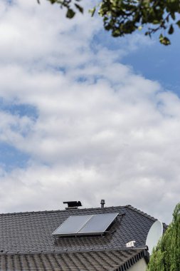 Güney Almanya 'nın bulutlu gökyüzünde çatıda yeni bir inşaat alanı var.