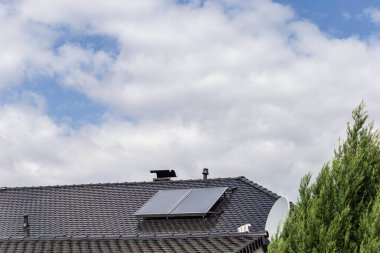 Güney Almanya 'nın bulutlu gökyüzünde çatıda yeni bir inşaat alanı var.