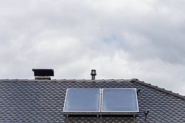 Güney Almanya 'nın bulutlu gökyüzünde çatıda yeni bir inşaat alanı var.