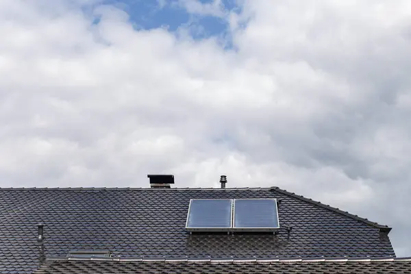 德国南部环空屋顶上新的建筑面积太阳能电池板 — 图库照片