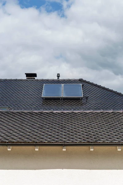 Nowy Obszar Budynku Panelem Słonecznym Dachu Południowych Niemczech Zachmurzone Niebo — Zdjęcie stockowe