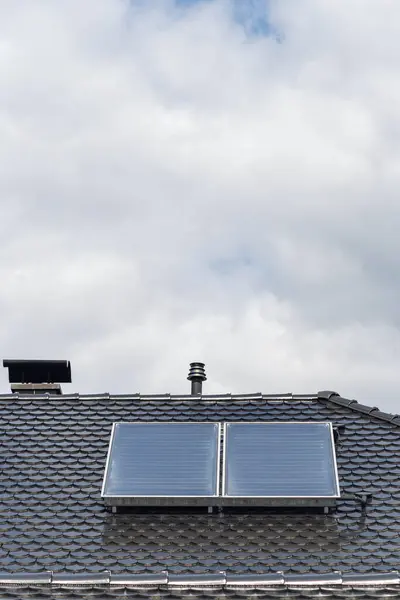 Nowy Obszar Budynku Panelem Słonecznym Dachu Południowych Niemczech Zachmurzone Niebo — Zdjęcie stockowe