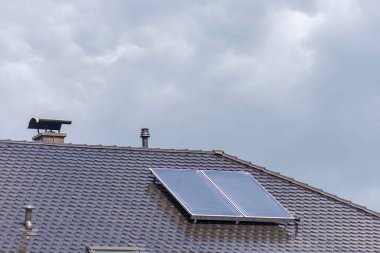Almanya 'nın yeni binasının çatısındaki güneş paneli Eylül güneşli bir günde