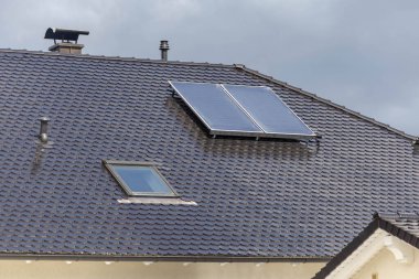 Almanya 'nın yeni binasının çatısındaki güneş paneli Eylül güneşli bir günde