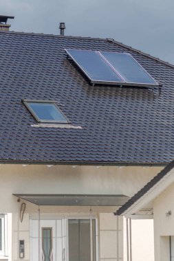 Almanya 'nın yeni binasının çatısındaki güneş paneli Eylül güneşli bir günde