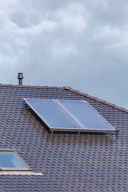 Almanya 'nın yeni binasının çatısındaki güneş paneli Eylül güneşli bir günde