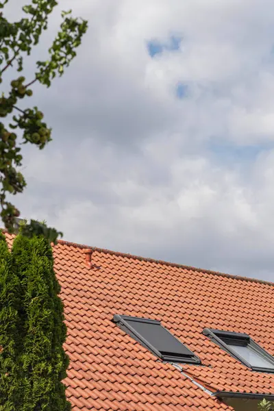 Střešní Okno Nové Střeše Budovy Září Slunečný Den Jižním Německu — Stock fotografie