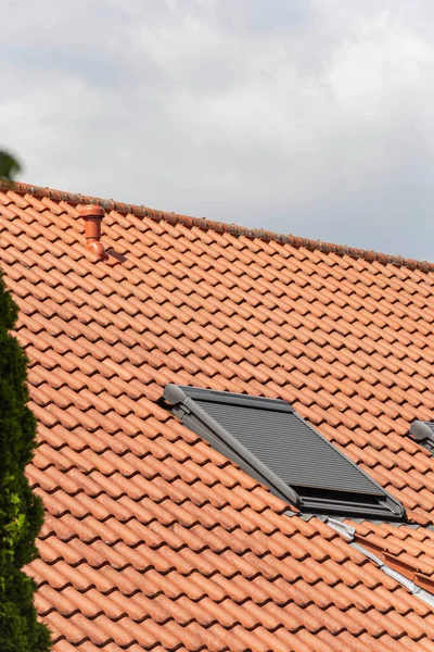 Okno Dachowe Dachu Nowego Budynku Wrześniu Słoneczny Dzień Południowych Niemczech — Zdjęcie stockowe
