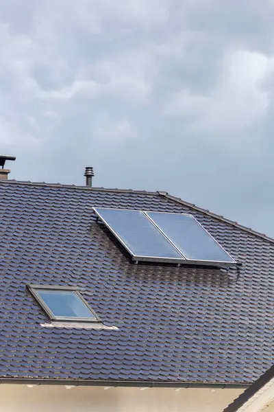 Sonnenkollektor Auf Dem Dach Eines Neubaus Der Deutschen Stadt September — Stockfoto