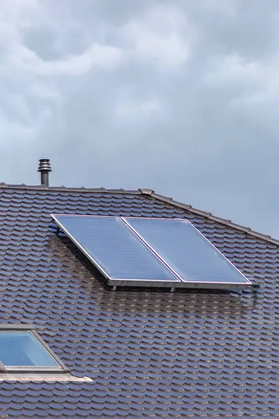 Panel Słoneczny Dachu Nowego Budynku Niemieckim Mieście Wrześniu Słoneczny Dzień — Zdjęcie stockowe