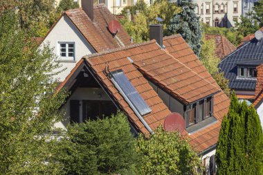 Güney Almanya 'nın Ekim ayında kırsal kesimindeki tarihi bir kentin çatılarındaki güneş paneli