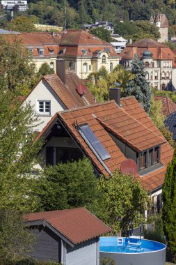 Güney Almanya 'nın Ekim ayında kırsal kesimindeki tarihi bir kentin çatılarındaki güneş paneli