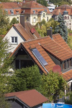 Güney Almanya 'nın Ekim ayında kırsal kesimindeki tarihi bir kentin çatılarındaki güneş paneli