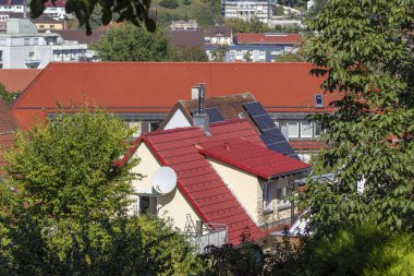 Güney Almanya 'nın Ekim ayında kırsal kesimindeki tarihi bir kentin çatılarındaki güneş paneli