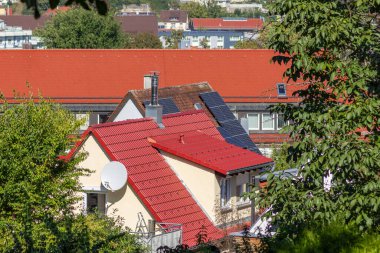 Güney Almanya 'nın Ekim ayında kırsal kesimindeki tarihi bir kentin çatılarındaki güneş paneli