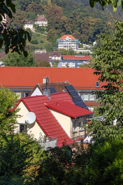 Güney Almanya 'nın Ekim ayında kırsal kesimindeki tarihi bir kentin çatılarındaki güneş paneli