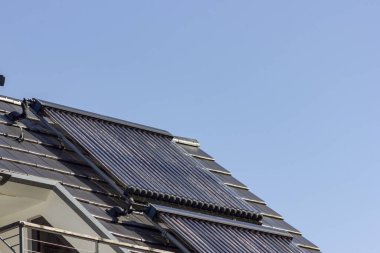 Güney Almanya 'nın yeni binasının çatısında güneş suyu toplayıcıları