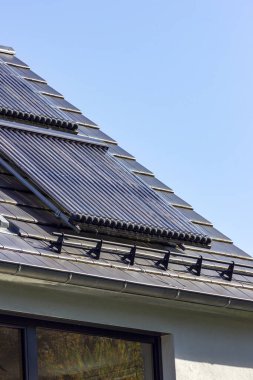 Güney Almanya 'nın yeni binasının çatısında güneş suyu toplayıcıları