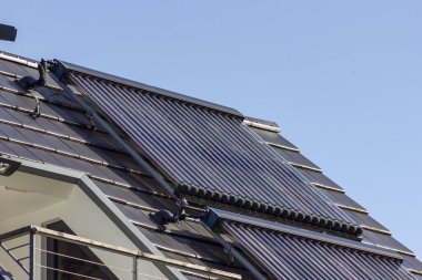 Güney Almanya 'nın yeni binasının çatısında güneş suyu toplayıcıları