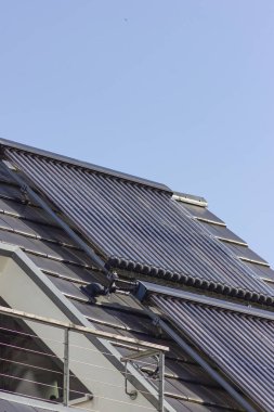 Güney Almanya 'nın yeni binasının çatısında güneş suyu toplayıcıları