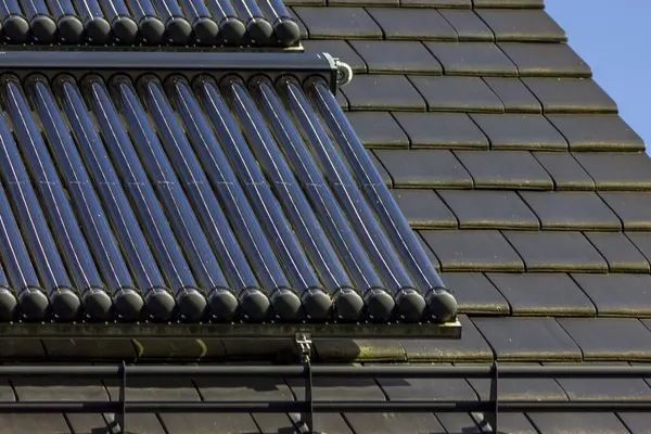Güney Almanya 'nın yeni binasının çatısında güneş suyu toplayıcıları