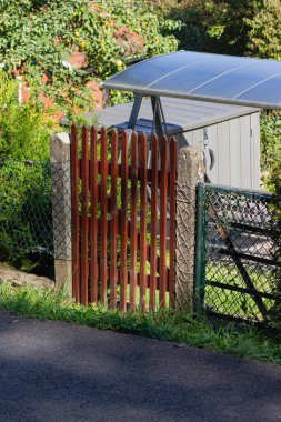 Kahverengi renk ahşap bahçe kapısı kırsal stil Güney Almanya 'da güneşli bir günde