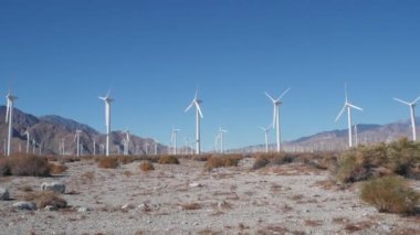 Dönen yel değirmenleri türbini, rüzgar santrali alternatif yeşil yenilenebilir enerji jeneratörleri, Kaliforniya çöl ABD 'de endüstriyel alan. Rüzgâr çiftliğinde elektrik üretimi. Palm Springs, Coachella