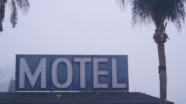 Sinal Néon Retrô Motel Hotel Estrada Nevoeiro Nevoeiro Tempo Califórnia — Vídeo de Stock