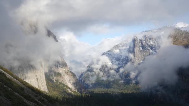 Montanha Nebulosa Penhasco Nua Rochas Tempo Outono Nebuloso Vale Yosemite — Vídeo de Stock