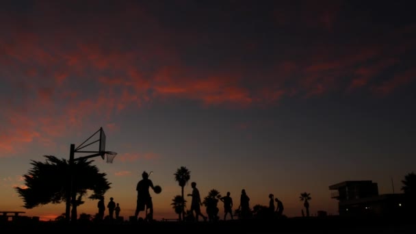 Силуэты Игроков Баскетбольной Площадке Открытым Небом Люди Играющие Баскетбол Пляж — стоковое видео