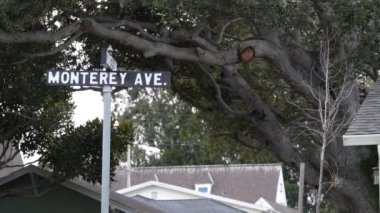 Monterey yol tabelası, California caddesi kavşağı, ABD. Turizm merkezi, tarihi başkent. Sahil seyahatleri için sahil seyahatleri. 17 mil yol, Bay Akvaryumu ve Cannery Row şehri..