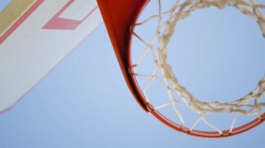 Basketbol sahası, turuncu halka, beyaz ağ ve dışarıda basket maçı için sedye. Sokak arasında eğlence amaçlı spor ekipmanları, ABD caddesinde oyun alanı. Mavi gökyüzü arkaplanı.
