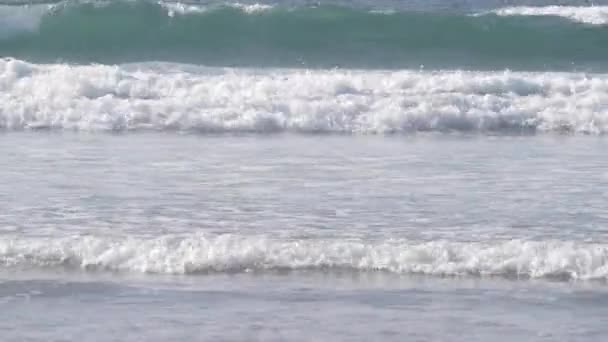 Nagy Kék Óceáni Hullámok Zuhannak Parton Kalifornia Csendes Óceáni Partjainál — Stock videók