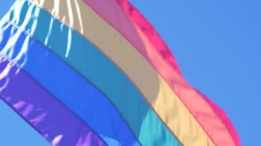 Rüzgarda dalgalanan gökkuşağı LGBTQ bayrağı, renkli bayrak çizgileri. Eşit hakların, cinsel azınlıkların, cinsiyet farklılığının ve eşcinsel gururunun sembolü. Lezbiyenler, biseksüeller, transseksüeller ve homoseksüeller birliği
