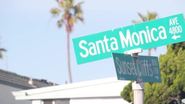 Santa Monica yol ayrımında, California City Caddesi, ABD. Los Angeles yakınlarındaki rıhtım turizm merkezi, deniz kıyısındaki yaz tatilleri için gidilecek yer. Kıyı palmiyeleri.