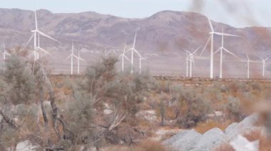 Dönen yel değirmenleri türbini, rüzgar çiftliği ya da elektrik santrali alternatif yeşil yenilenebilir enerji jeneratörleri, Kaliforniya çöl ABD 'de endüstriyel alan. Rüzgâr çiftliğinde elektrik üretimi. El Centro, Kumeyaay.