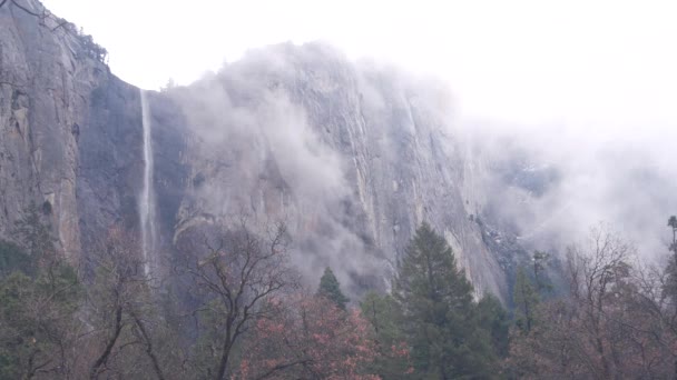 Montaña Brumosa Acantilados Desnudos Rocas Escarpadas Clima Nublado Calmado Otoño — Vídeos de Stock
