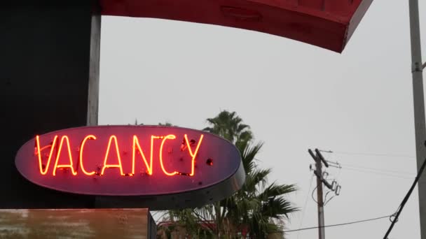 在美国加利福尼亚 红色霓虹灯标志着在路上闪烁着空缺的光芒 旅馆或酒店 路途中住宿的启发性文字 在美国旅游或旅行 — 图库视频影像