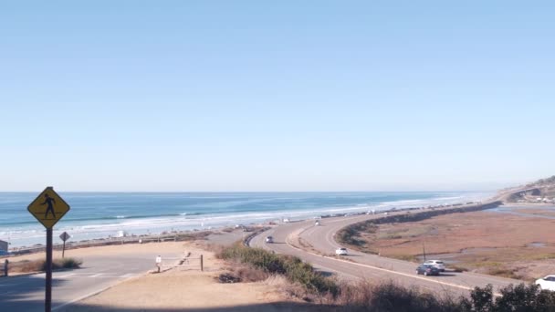 太平洋海岸高速公路 托里松树州海滩 开车在1号公路上 101号高速公路从圣地亚哥到德尔马 海洋海浪 海滨路途美感 度假旅行 加利福尼亚美国 — 图库视频影像
