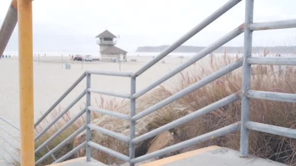 Livvakt Monter Eller Livvakt Tornhydda Surfsäkerhet Kaliforniens Strand Usa Räddningsstation — Stockvideo