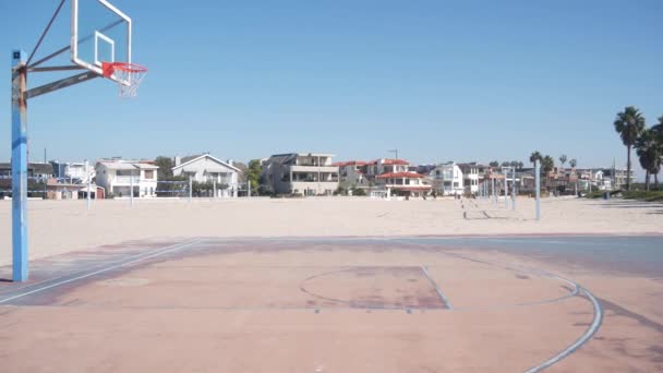 篮球场有篮筐 篮网和背板 在海滩上进行篮球比赛 美国加利福尼亚海岸 街球或网球运动员的运动场 海滨棕榈树 代表团海滩 圣地亚哥 — 图库视频影像