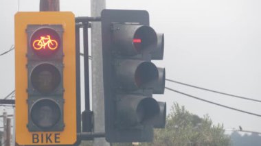 Kaliforniya 'daki kavşaktaki bisikletçiler için sarı trafik ışığı ya da trafik ışığı. Caddelerde ya da kavşakta bisiklet yolu var. Kentte güvenlik bisikleti veya bisiklet taşımacılığı altyapısı.