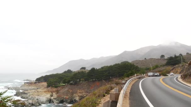 太平洋岸高速道路1 海沿いのカブリロ道路 霧の多いカリフォルニア州 ビッグサー 海岸道路の旅 海で車で旅行 曇った霧の天気 黄色の分割線 アスファルト 蛇紋岩の曲がり — ストック動画