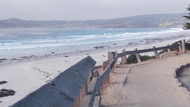 遊歩道 歩道や歩道 カリフォルニア州の海岸Usaのカーメル モントレーの海砂のビーチ 海岸で海の波がクラッシュします ウォーターフロントビーチフロントの松のヒノキの木 通路又は歩道 — ストック動画
