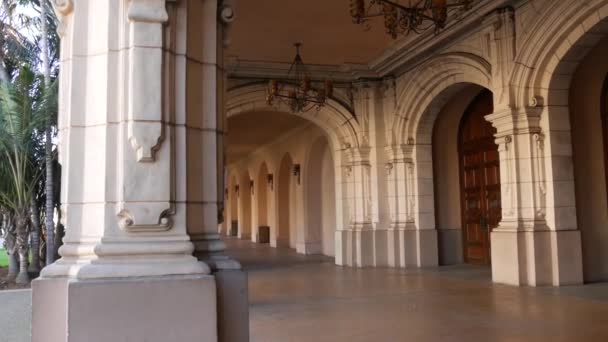 西班牙殖民复兴建筑 巴尔博亚公园 圣地亚哥 加利福尼亚州 历史建筑 古典巴洛克风格或洛可可风格 拱廊或通道的拱门和柱子 — 图库视频影像