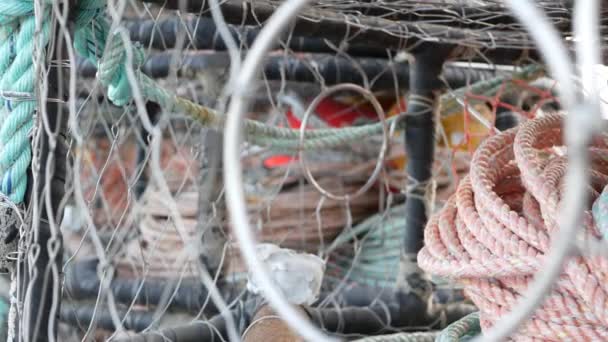美国蒙特利的码头 商业码头 捕鱼业的陷阱 绳索和笼 空水壶 在港口捕捞海产的乳酪 许多渔民在海港的渔网和篮子 — 图库视频影像